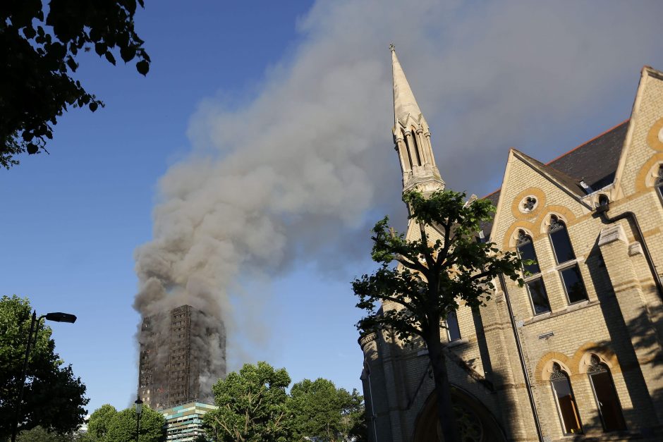 Aukų skaičius auga: per Londono gaisrą veikiausiai žuvo 58 žmonės 