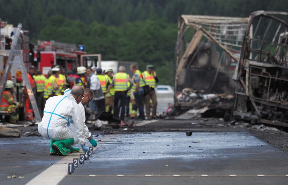 Vokietijoje po avarijos užsiliepsnojus autobusui veikiausiai žuvo 18 žmonių