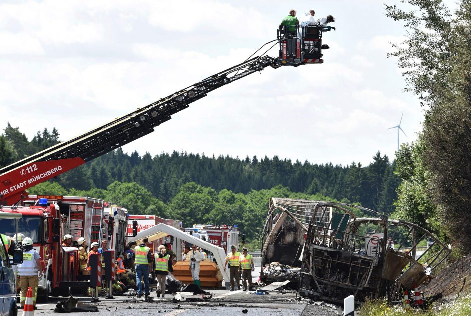 Vokietijoje po avarijos užsiliepsnojus autobusui veikiausiai žuvo 18 žmonių