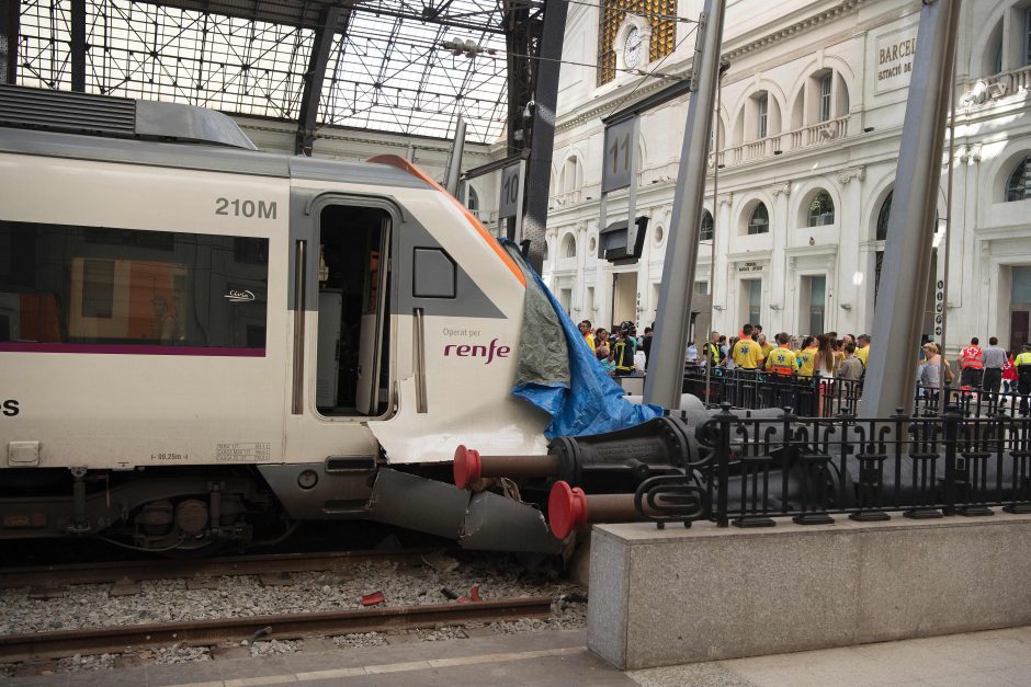 Traukinio avarija Barselonoje: sužeisti mažiausiai 54 žmonės (papildyta)