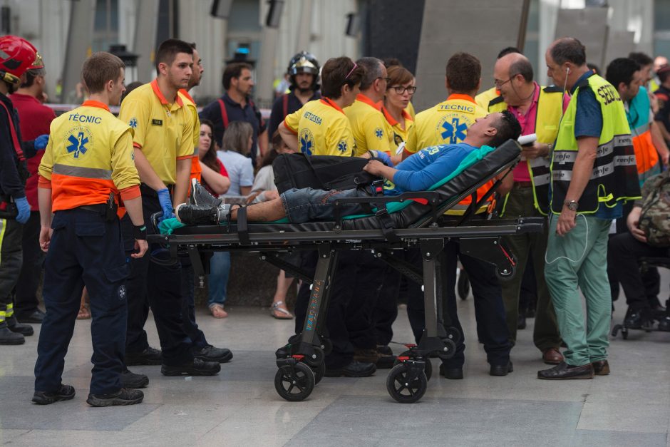 Traukinio avarija Barselonoje: sužeisti mažiausiai 54 žmonės (papildyta)