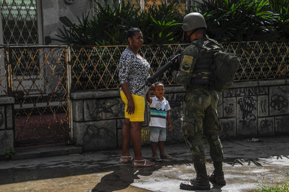 Brazilijos kariai Rio de Žaneiro lūšnynuose ieško gaujų lyderių