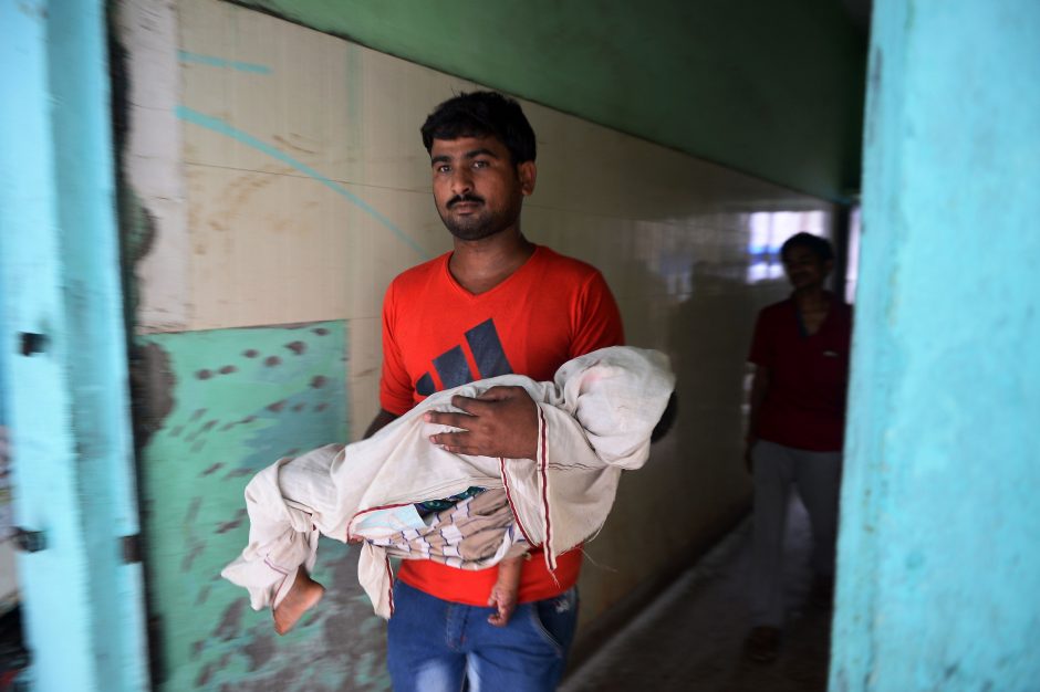 Tragedija Indijos ligoninėje: pristigus deguonies mirė dešimtys kūdikių