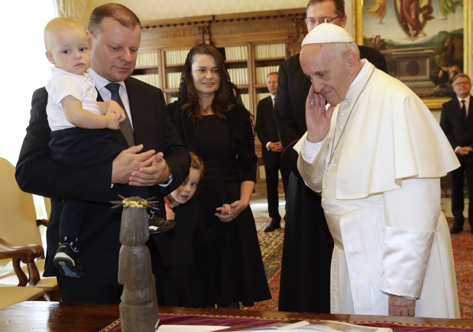 S. Skvernelis su popiežiumi kalbėjosi apie pagalbą šeimoms