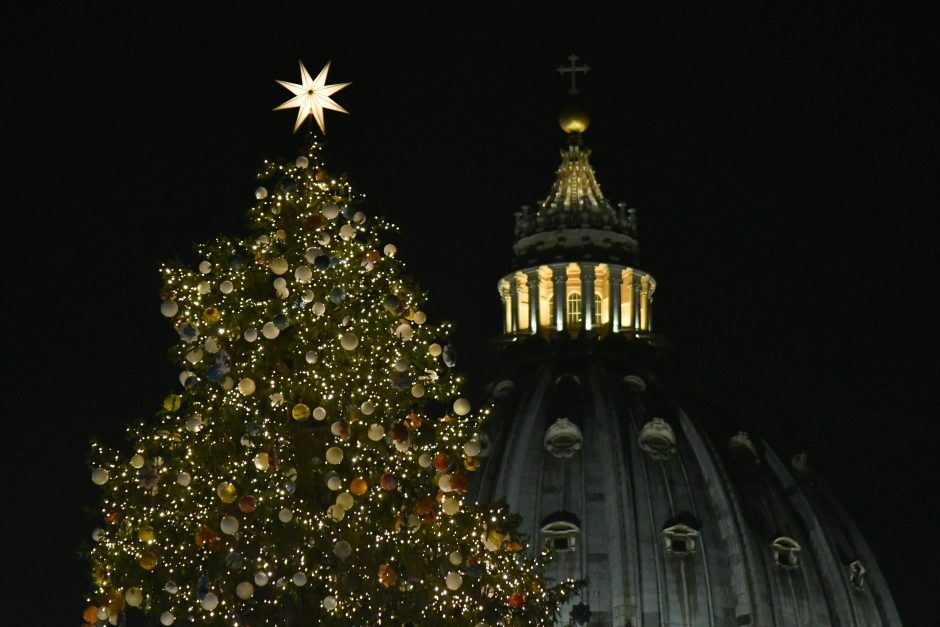Per Kalėdų eglės įžiebimą Vatikane popiežius ragino padėti neturtingiesiems