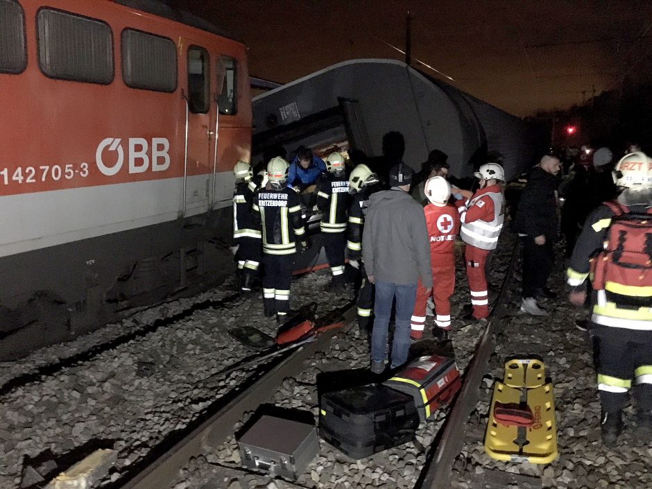 Austrijoje susidūrus priemiestiniams traukiniams sužeisti aštuoni žmonės