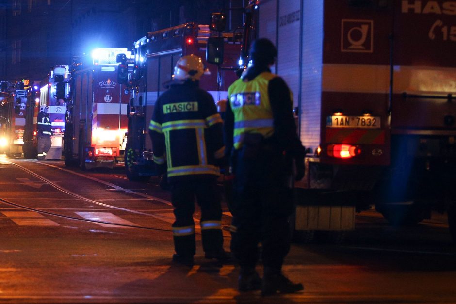 Prahoje per gaisrą viešbutyje žuvo du žmonės, septyni sužeisti 