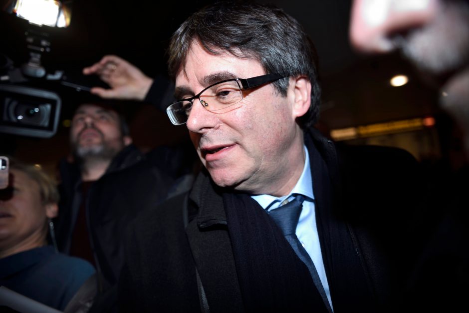 C. Puigdemont‘as žada formuoti naują vyriausybę, nepaisydamas Ispanijos grasinimų