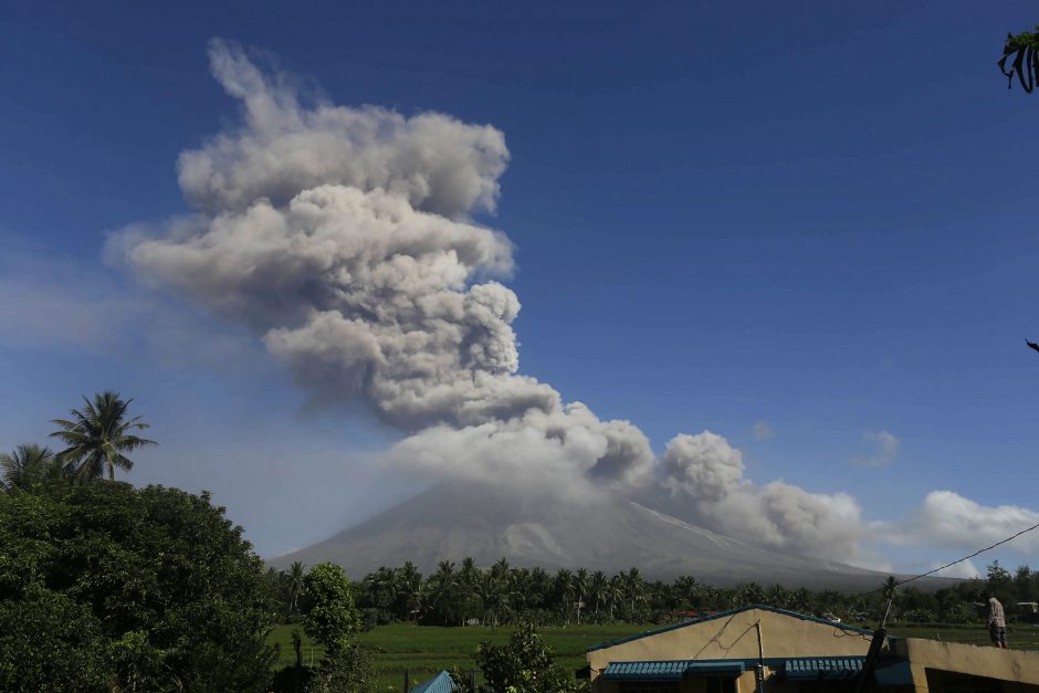 Aktyviausias Filipinų ugnikalnis spjaudosi lava, evakuota per 40 tūkst. žmonių