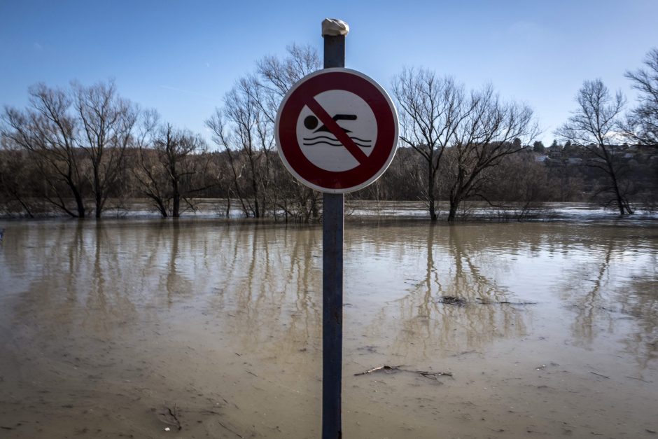 Dėl patvinusios Senos Paryžiuje stabdomas traukinių eismas