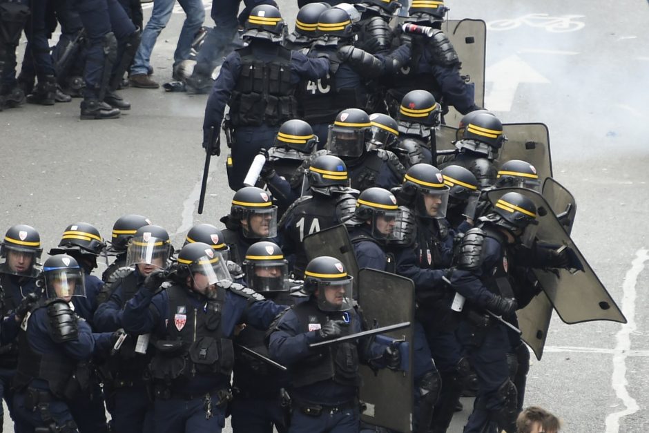 Prancūzijoje per demonstrantų ir policijos susirėmimus nukentėjo 24 pareigūnai