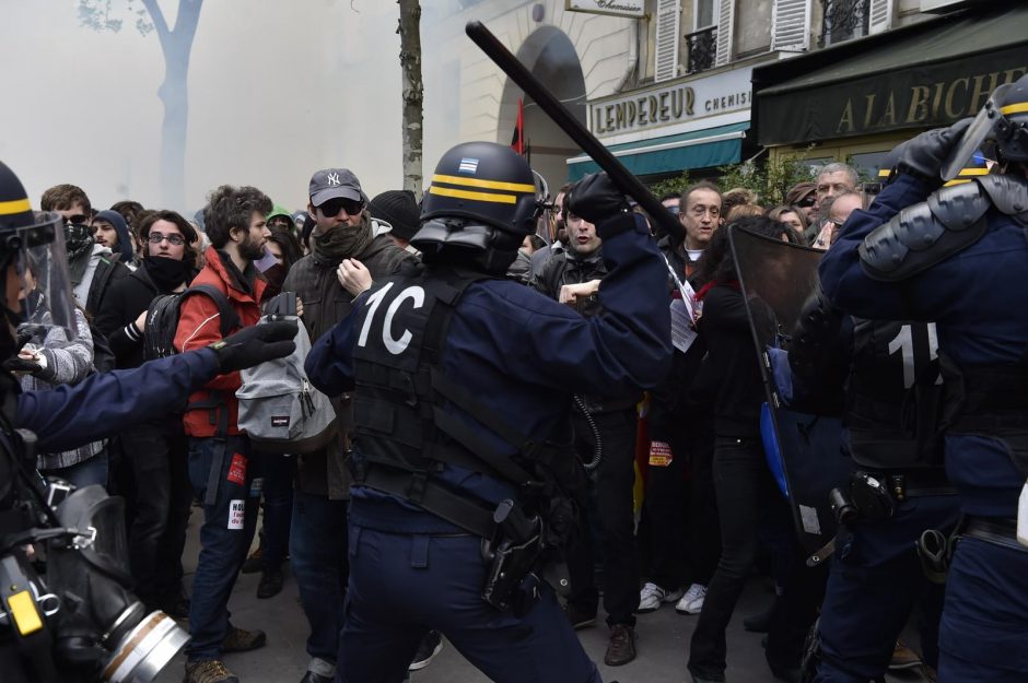 Prancūzijoje per demonstrantų ir policijos susirėmimus nukentėjo 24 pareigūnai