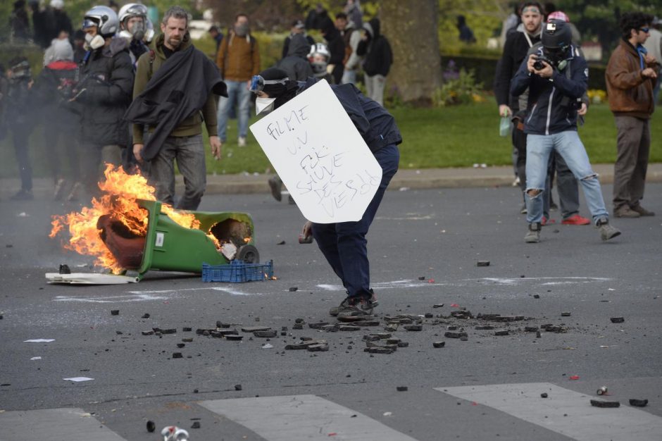 Prancūzijoje per demonstrantų ir policijos susirėmimus nukentėjo 24 pareigūnai