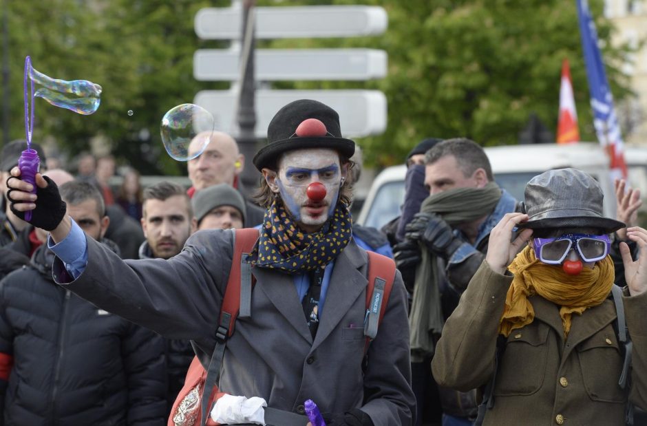 Prancūzijoje per demonstrantų ir policijos susirėmimus nukentėjo 24 pareigūnai