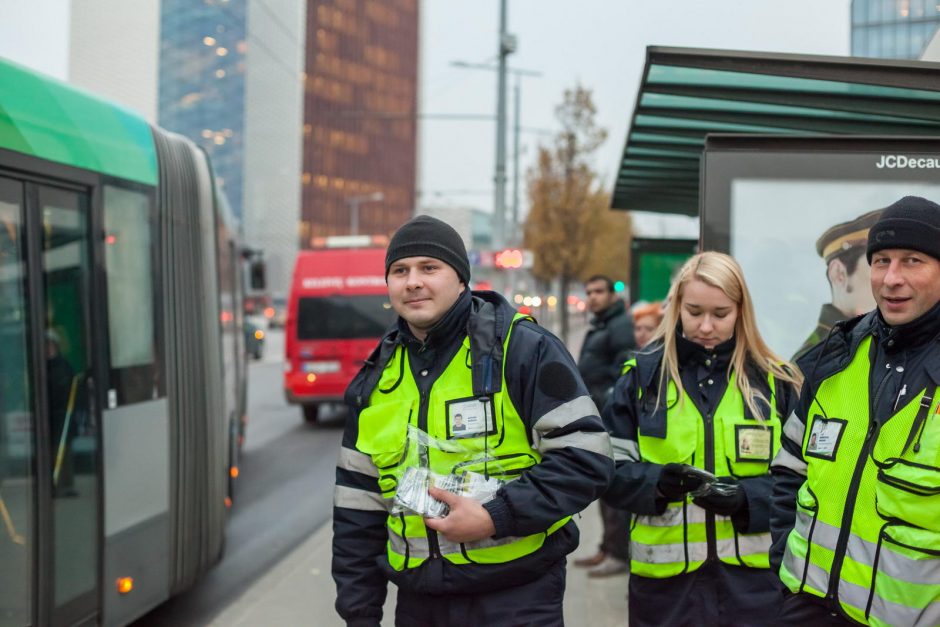 Atšvaitais pasipuošė sostinės viešojo transporto keleiviai