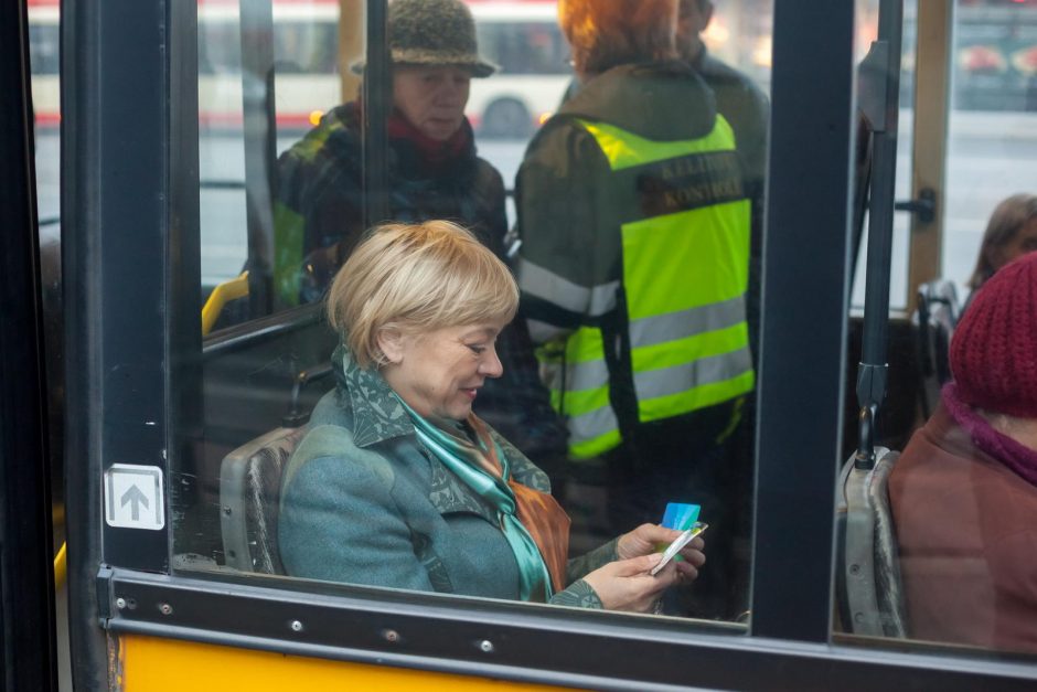 Atšvaitais pasipuošė sostinės viešojo transporto keleiviai