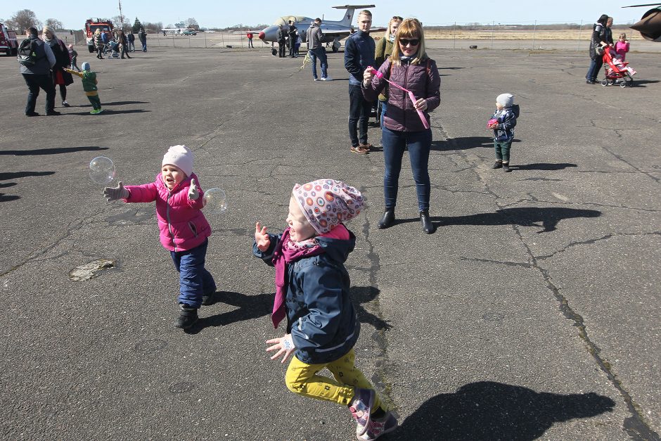 Lietuvos aviacijos muziejuje šurmuliavo „Atvelykis tarp lėktuvų“