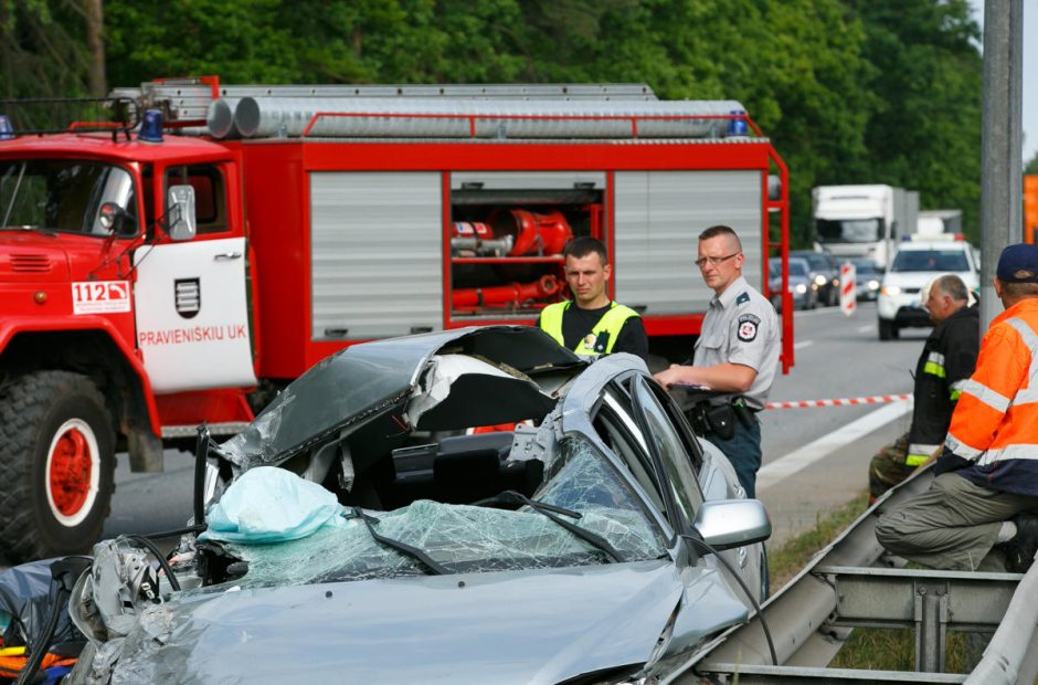 Autostradoje susidūrė vilkikas ir „Mazda“:  žuvo jaunas vyras
