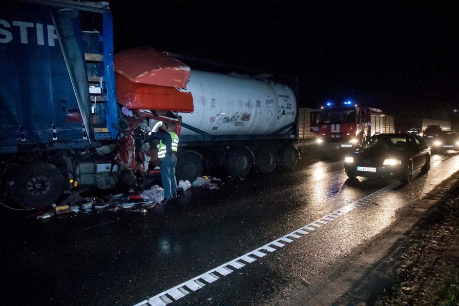 Kauno aplinkkelyje susidūrė vilkikai, sužaloti du žmonės