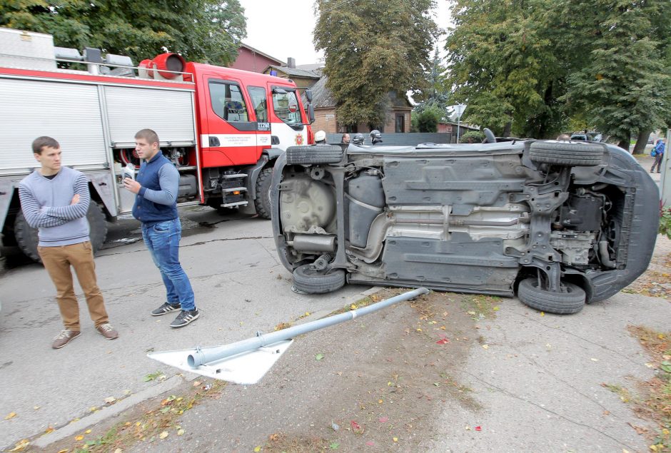 Avarija Žaliakalnyje: automobilis nusileido ant šono 