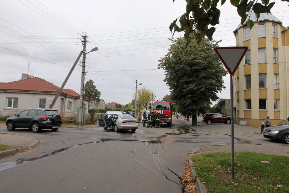 Avarija Žaliakalnyje: automobilis nusileido ant šono 