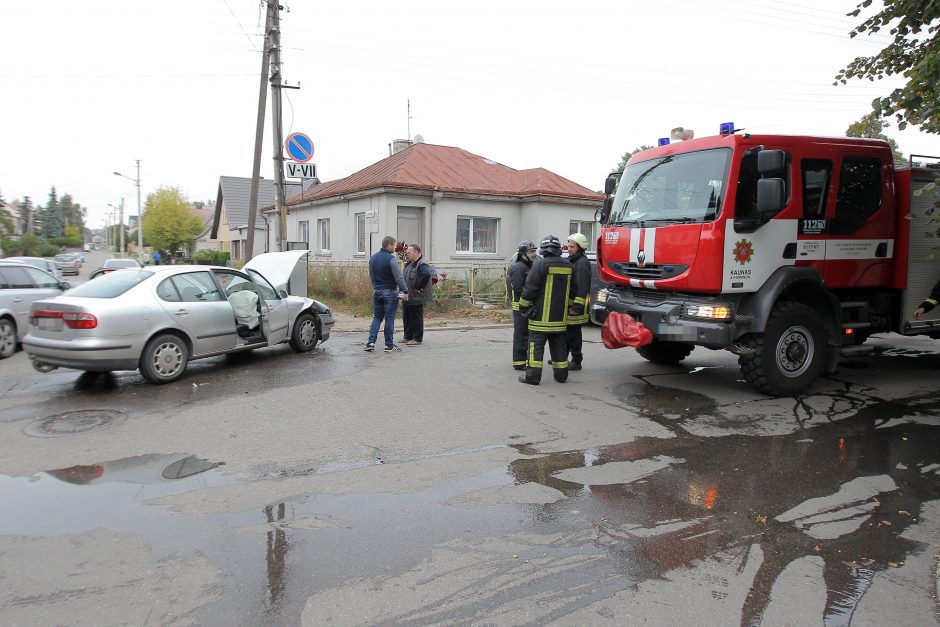 Avarija Žaliakalnyje: automobilis nusileido ant šono 