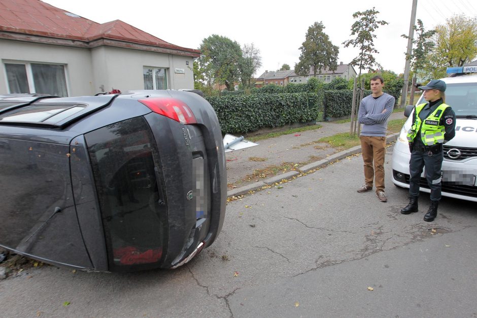 Avarija Žaliakalnyje: automobilis nusileido ant šono 