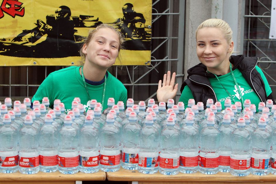 Lietingas ruduo neišgąsdino itin gausaus „Ąžuolyno bėgimo“ dalyvių būrio