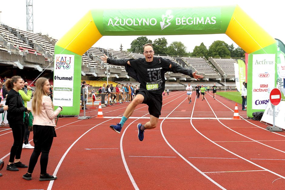 Lietingas ruduo neišgąsdino itin gausaus „Ąžuolyno bėgimo“ dalyvių būrio