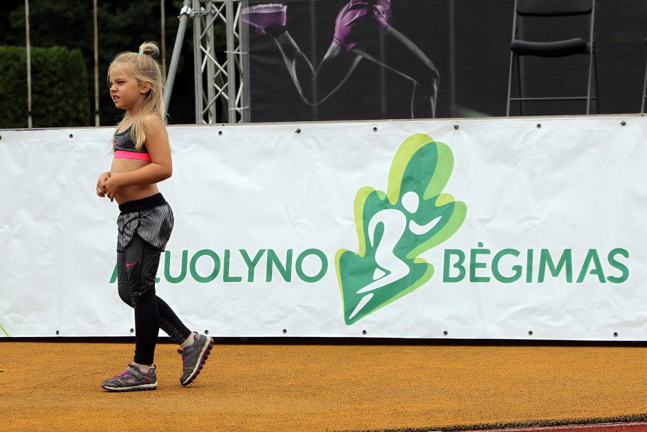 Lietingas ruduo neišgąsdino itin gausaus „Ąžuolyno bėgimo“ dalyvių būrio