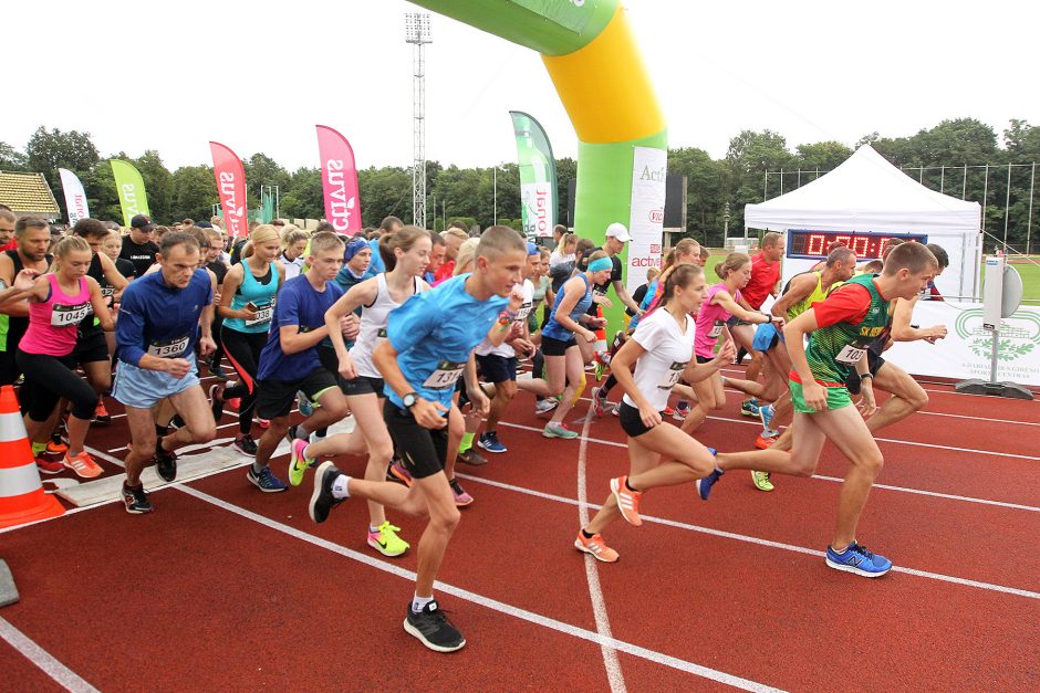 Lietingas ruduo neišgąsdino itin gausaus „Ąžuolyno bėgimo“ dalyvių būrio