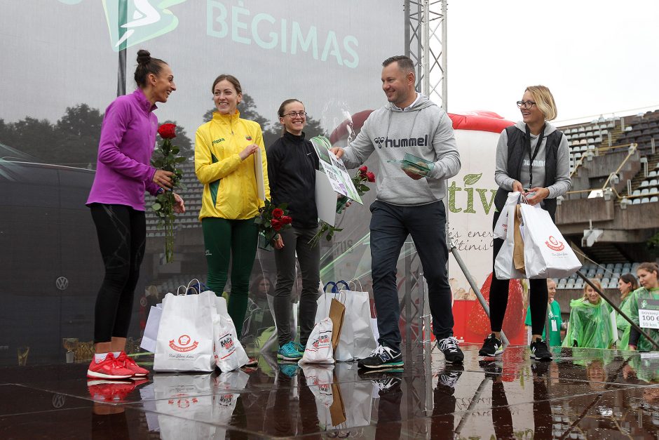 Lietingas ruduo neišgąsdino itin gausaus „Ąžuolyno bėgimo“ dalyvių būrio