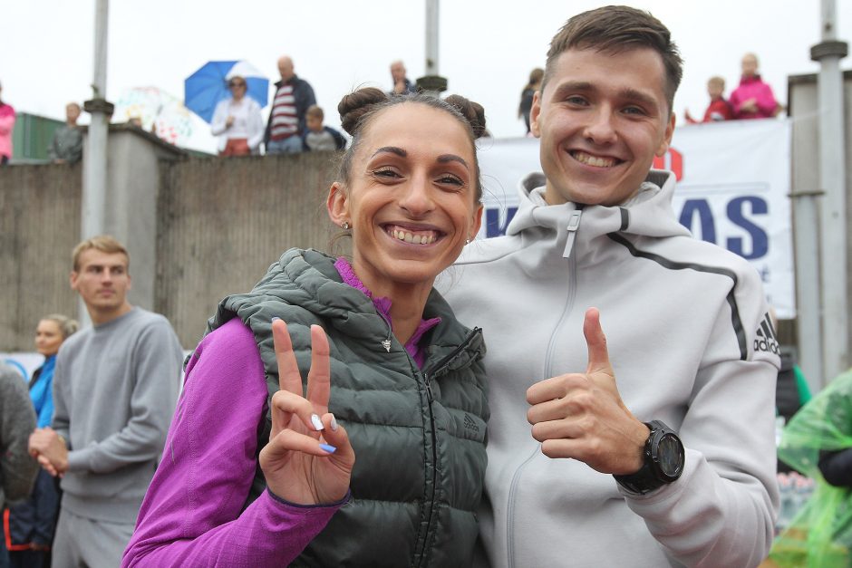 Lietingas ruduo neišgąsdino itin gausaus „Ąžuolyno bėgimo“ dalyvių būrio