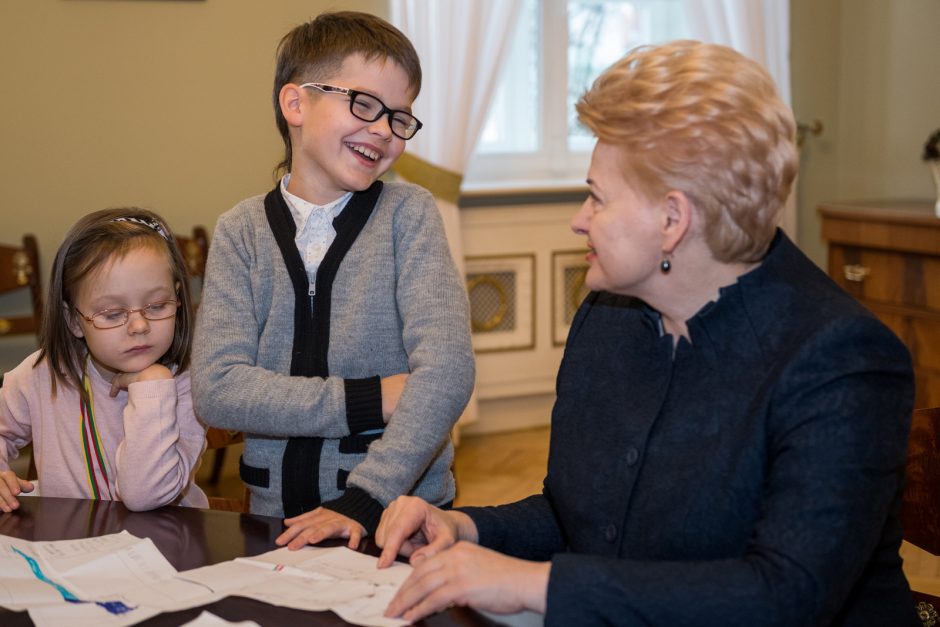Prezidentė ir jos patarėjai savo darbo vietas užleido vaikams