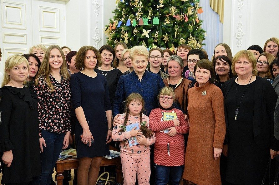 Kalėdų eglę įžiebusi D. Grybauskaitė paskelbė „Knygų Kalėdų“ pradžią