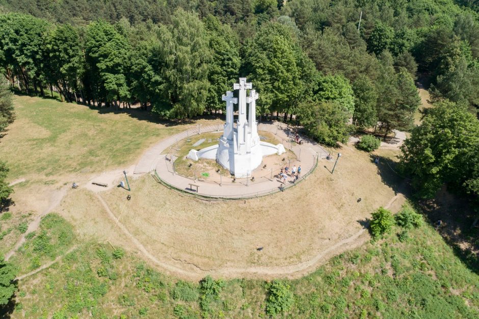 Trys kryžiai vėl atgims balta spalva