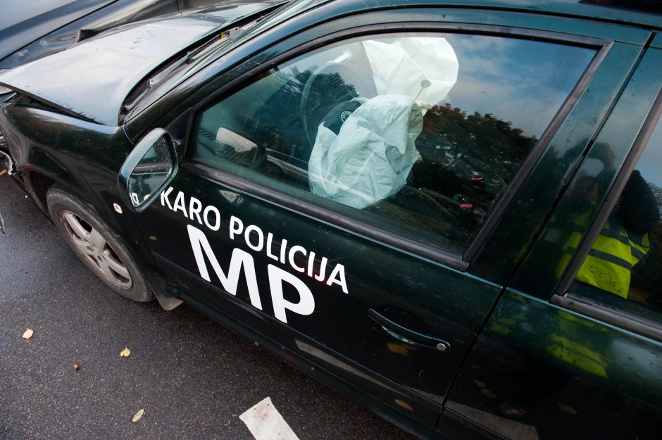 Jonavos gatvėje į avariją pateko Karo policijos automobilis