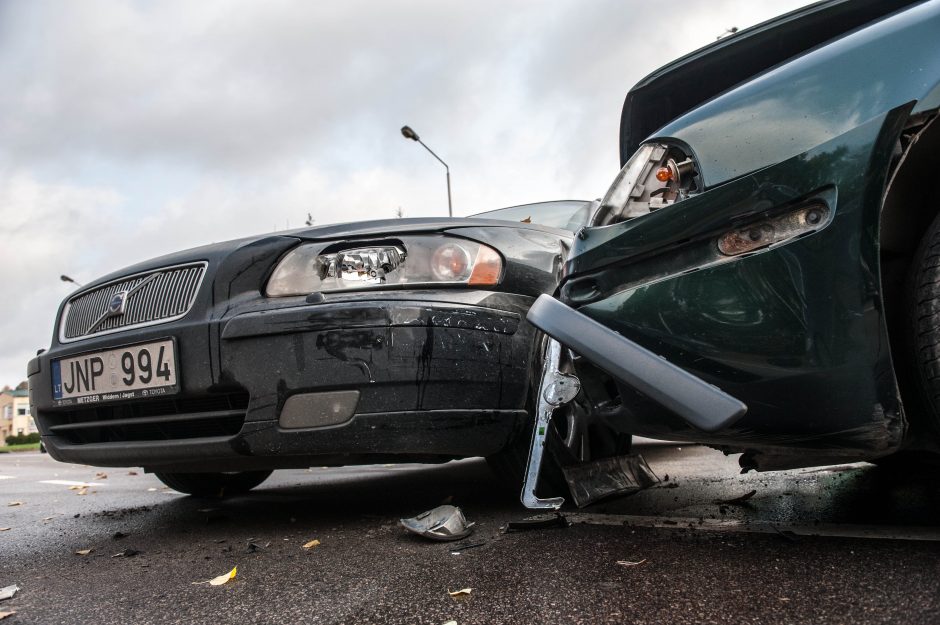 Jonavos gatvėje į avariją pateko Karo policijos automobilis