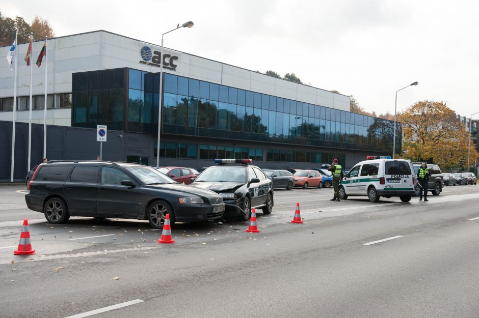 Jonavos gatvėje į avariją pateko Karo policijos automobilis