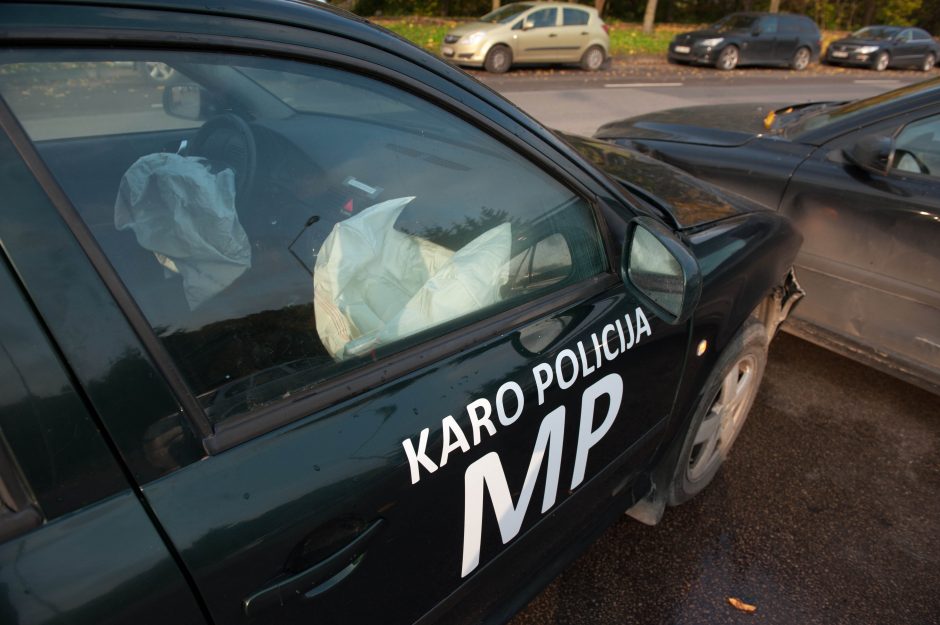 Jonavos gatvėje į avariją pateko Karo policijos automobilis