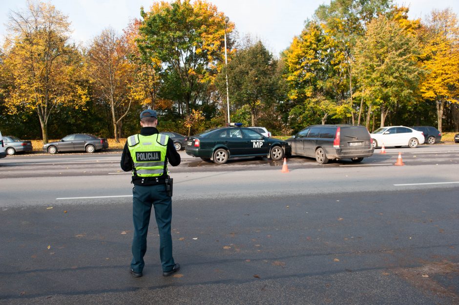 Jonavos gatvėje į avariją pateko Karo policijos automobilis