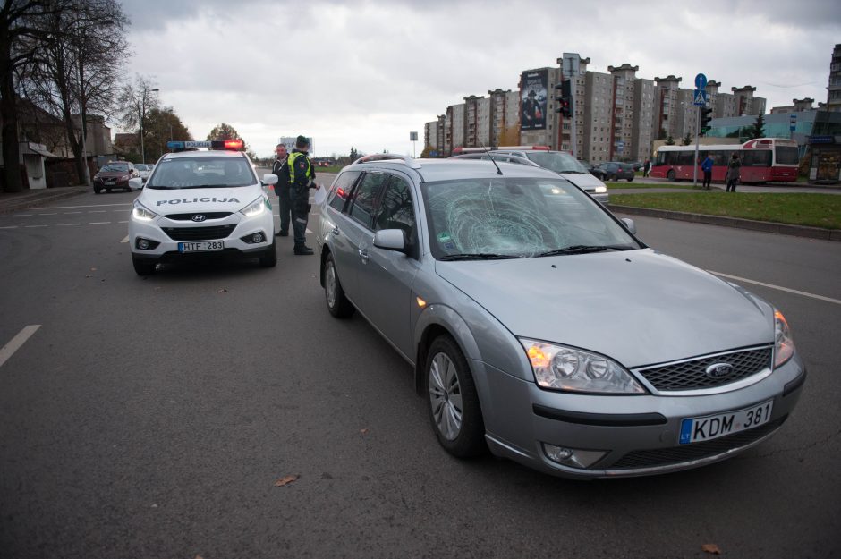 Šilainiuose užsieniečio vairuojamas „Ford“ partrenkė moterį