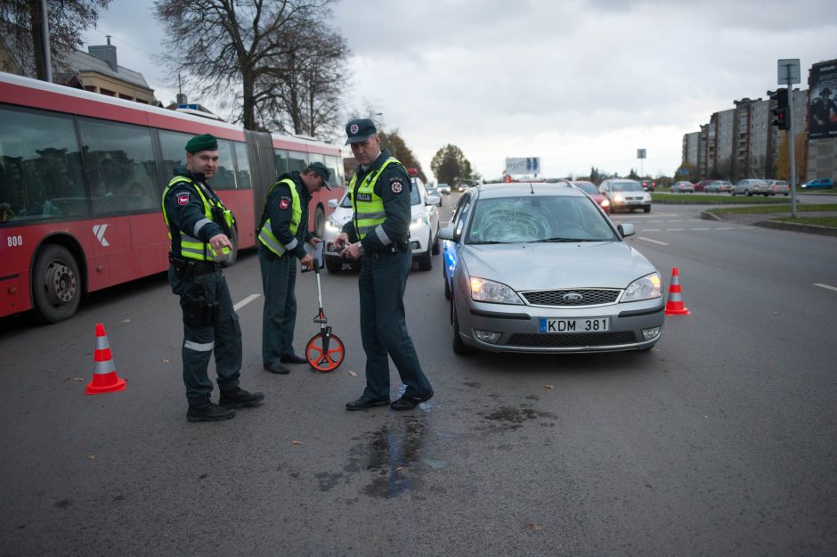 Šilainiuose užsieniečio vairuojamas „Ford“ partrenkė moterį