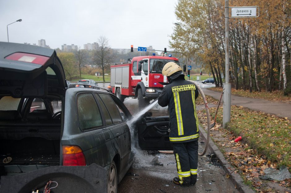 Šiaurės prospekte supleškėjo BMW