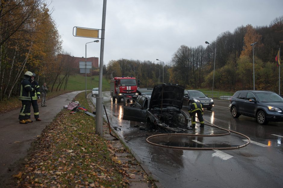 Šiaurės prospekte supleškėjo BMW