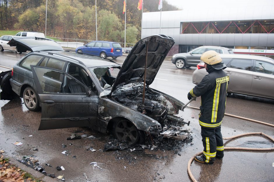 Šiaurės prospekte supleškėjo BMW