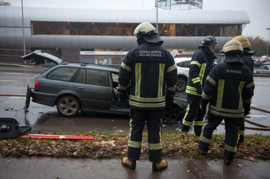 Šiaurės prospekte supleškėjo BMW