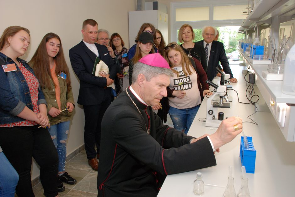 Jono Pauliaus II gimnazijoje atidaryta moderni biochemijos ir chemijos laboratorija