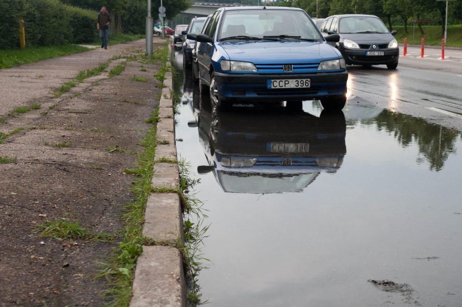 Lietaus nuostoliai Lietuvoje: užtvindyti rūsiai, žaibo prakirsta dujų trasa