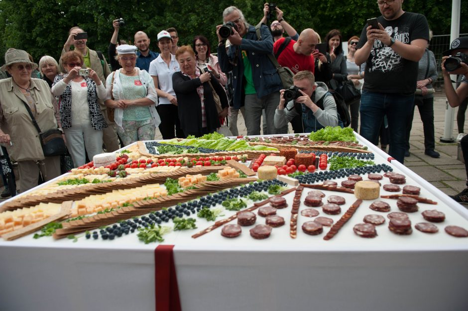 Vilnius sveikina Kauną: iš vaišių sudėlioti miesto simboliai